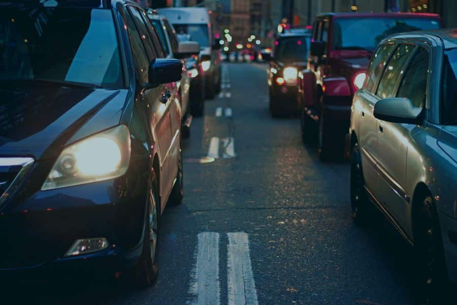 No Brasil, carros econômicos enfrentam altos preços, dificultando acesso a opções acessíveis de mobilidade."